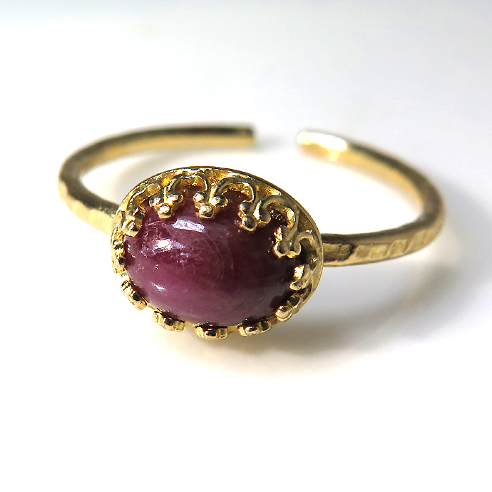 天然石指輪 ルビー・インド ハンマードリング（カボションオーバル横8×6mm）（真鍮ブラス・ゴールドカラー）（1個）