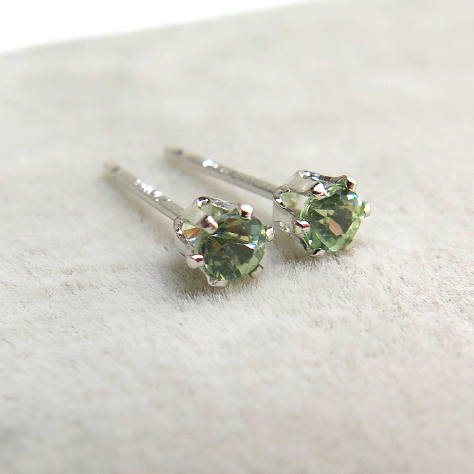 グリーンサファイア ピアス 天然石 ＜9月誕生石＞加熱処理・6本爪ポストピアス（ラウンド3mm）SV925（1ペア）