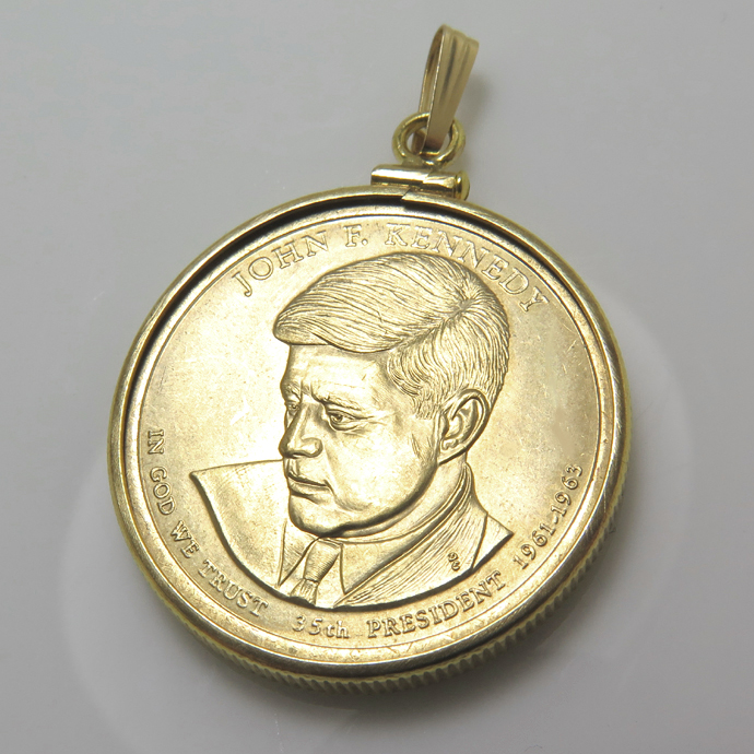 大統領1ドル貨（第35代・ジョン・F・ケネディ大統領）・コインペンダント・バチカン付「14kgf・ゴールドフィルド」（1個）