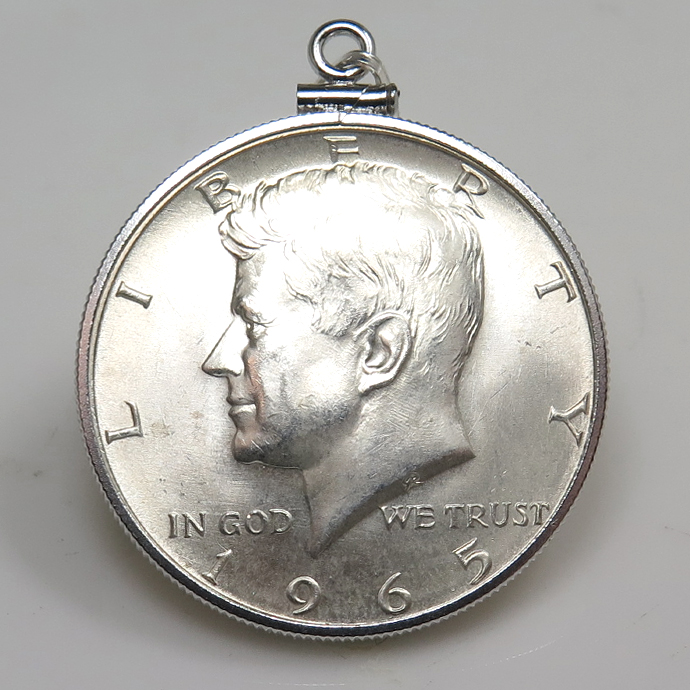 ケネディ大統領 コイン ペンダント 1965　UNC　銀品位：400/1000 /ハーフダラー（50セント）バチカン付「シルバーSV925」（1個）