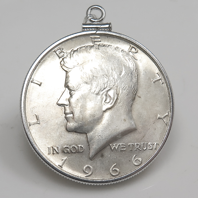 ケネディ大統領 コイン ペンダント 1966　UNC　銀品位：400/1000 /ハーフダラー（50セント）バチカン付「シルバーSV925」（1個）