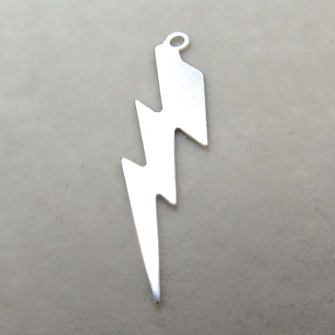 シルバーアクセサリーチャーム（ライトニングボルト・28×7mm）「SV925」（25個）
