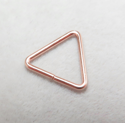 カン（トライアングル）「14kgf・ローズゴールドフィルド」【5.0mm】（30個）
