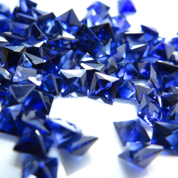 ブルーサファイア【AAA】「合成コランダム/火炎溶融法（ベルヌーイ法）」・ルース（裸石）/スクエア【4mm】ファセットカット（25個）