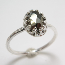 天然石パイライト・ローズカット指輪ハンマードリング（カボションオーバル・8×6mm）（真鍮ブラス・シルバーカラー）（1個）