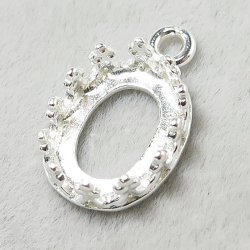 ペンダント オーバル空枠 チャームクラウン（ベゼルセッティング/カボション用）（8×6mm）（真鍮ブラス・シルバーカラー）（50個）