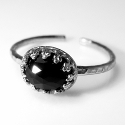 ブラックオニキス 天然石 指輪  ローズカット ハンマードリング（カボションオーバル横8×6mm）（真鍮ブラス・シルバーカラー）（1個）