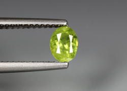 天然石ルース（裸石）デマントイドガーネット（ナミビア産/非加熱）オーバル【5.8×4.4×3.0mm】ファセットカット（1個）