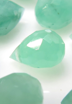 エメラルド 天然石ビーズ（ブラジル） ブリオレット ルース 【ティアドロップカット 6×4mm 横穴 しずく】