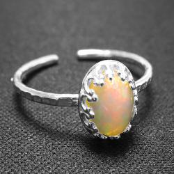 エチオピアンオパール＜10月誕生石＞天然石・指輪ハンマードリング（カボションオーバル・8×6mm）（真鍮ブラス・シルバーカラー）（1個）