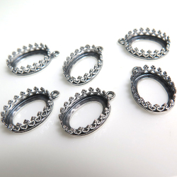 銀古美 ペンダント空枠 チャームクラウン（ベゼルセッティング/カボション用）（オーバル・10×8mm）（真鍮ブラス・アンティークシルバー）（50個）