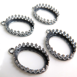 銀古美 ペンダント空枠 チャームクラウン（ベゼルセッティング/カボション用）（オーバル・18×13mm）（真鍮ブラス・アンティークシルバー）（50個）