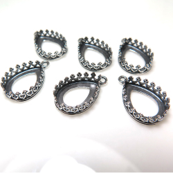 銀古美 ペンダント空枠 チャームクラウン（ベゼルセッティング/カボション用）（ペアシェイプ・14×10mm）（真鍮ブラス・アンティークシルバー）（25個）