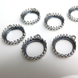 銀古美 ペンダント空枠 チャームクラウン（ベゼルセッティング/カボション用）（ラウンド・12mm）（真鍮ブラス・アンティークシルバー）（10個）