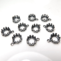 銀古美 ペンダント空枠 チャームクラウン（ベゼルセッティング/カボション用）（ラウンド・6mm）（真鍮ブラス・アンティークシルバー）（50個）