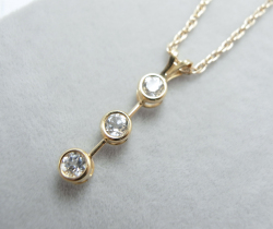 デザインペンダントトップ（ベゼルセッティング）（天然石ホワイトトパーズ＜11月誕生石＞ラウンド3mm×3石）「14kgf（ゴールドフィルド）」（25個）