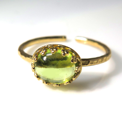 天然石指輪  ペリドット ハンマードリング（カボションオーバル横8×6mm）（真鍮ブラス・ゴールドカラー）（1個）