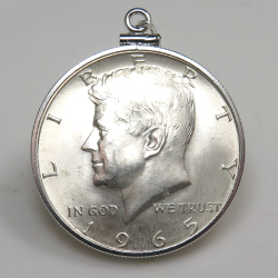 ケネディ大統領 コイン ペンダント 1965　UNC　銀品位：400/1000 /ハーフダラー（50セント）バチカン付「シルバーSV925」（1個）
