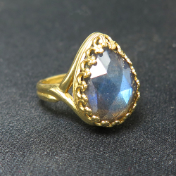 天然石ラブラドライト指輪（カボション ローズカット ペアシェイプ・14×10mm）（真鍮ブラス・ゴールドカラー）（1個）