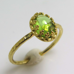 天然石ペリドット＜8月誕生石＞・指輪ハンマードリング（カボションオーバル・8×6mm）（真鍮ブラス・ゴールドカラー）（1個）