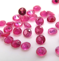 ルビー・天然石ルース（裸石）（加熱処理）レディッシュピンク(ビルマ・モゴック産（モーゴウ）)/ラウンド【2.5mm】ファセットカット（1個）