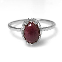 天然石ルビー インド 指輪ハンマードリング＜7月誕生石＞（カボションオーバル・8×6mm）（真鍮ブラス・シルバーカラー）（1個）