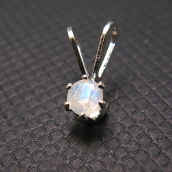 シルバーペンダントトップ 天然石レインボームーンストーン （ラウンド