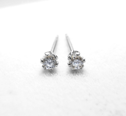 モアサナイト ピアス 合成 ・人工ダイヤモンド類似石 シルバー SV925/2mmラウンド6本爪 1ペア