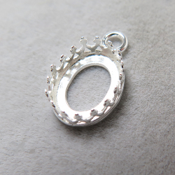 ペンダント空枠 チャームクラウン（ベゼルセッティング/カボション用）（オーバル・10mm×8mm）（真鍮ブラス・シルバープレーテッド）（10個）