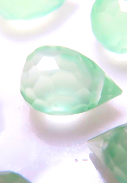 スプリンググリーン カルセドニー 天然石ビーズ ブリオレット ルース 【ティアドロップカット 5×3mm 横穴 しずく】 （25個）