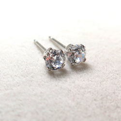 4mm4本爪ポストピアス（CZキュービックジルコニア・4mm）「14kgf（ホワイトゴールドフィルド）」（1ペア/2個）