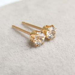 14kgf/3mmラウンド6本爪・スタッドピアス（立て爪ピアス）・天然石（ホワイトジルコン）（タンザニア産）/「ゴールドフィルド」（1ペア）