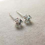 sv925シルバースタッドピアス（3mmラウンド6本爪）天然石アクアマリン＜3月誕生石＞（1ペア）
