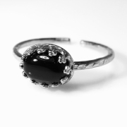 ブラックオニキス 天然石 指輪  ハンマードリング（カボションオーバル横8×6mm）（真鍮ブラス・シルバーカラー）（1個）