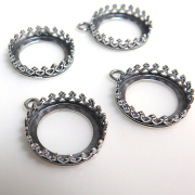 銀古美 ペンダント空枠 チャームクラウン（ベゼルセッティング/カボション用）（ラウンド・14mm）（真鍮ブラス・アンティークシルバー）（3個）