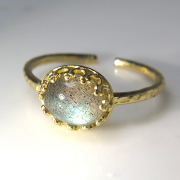 天然石指輪  ラブラドライト ハンマードリング（カボションオーバル横8×6mm）（真鍮ブラス・ゴールドカラー）（1個）
