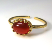 天然石指輪  レッドオニキス ハンマードリング（カボションオーバル横8×6mm）（真鍮ブラス・ゴールドカラー）（1個）