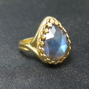 天然石ラブラドライト指輪（カボション ローズカット ペアシェイプ・14×10mm）（真鍮ブラス・ゴールドカラー）（1個）