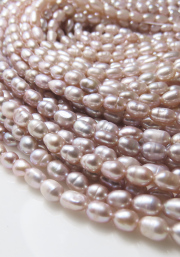 淡水パール ビーズ ライス 真珠（ペールパープル～ラベンダーピンク）3～3.5mm（1連）