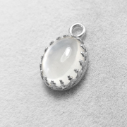 ムーンストーン ペンダント チャーム＜6月誕生石＞ベゼルセッティング/カボション（オーバル・10×8mm）（真鍮ブラス・シルバーカラー）（1個）