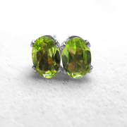 ペリドットシルバーピアス 天然石 6×4mm 4本爪＜8月誕生石＞SV925（1ペア）