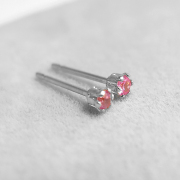 ピンクサファイア ピアス 天然石 2mmラウンド6本爪＜9月誕生石＞(加熱処理)シルバー SV925（1ペア）