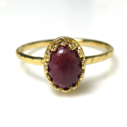 天然石ルビー＜7月誕生石＞インド・指輪ハンマードリング（カボションオーバル・8×6mm）（真鍮ブラス・ゴールドカラー）（1個）