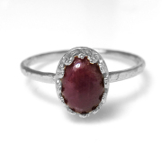 天然石ルビー インド 指輪ハンマードリング＜7月誕生石＞（カボションオーバル・8×6mm）（真鍮ブラス・シルバーカラー）（1個）