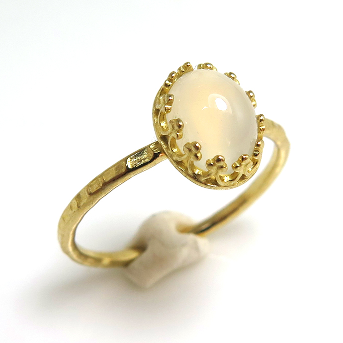 ムーンストーン＜6月誕生石＞天然石・指輪ハンマードリング（カボションオーバル・8×6mm）（真鍮ブラス・ゴールドカラー）（1個）