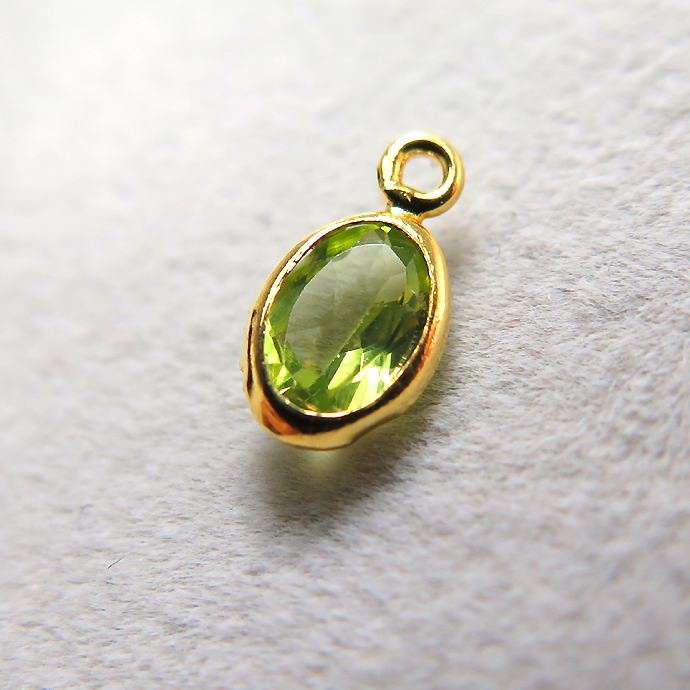 ゴールドフィルド・チャーム/天然石チャームペリドット＜8月誕生石＞（オーバル6×4mm）ベゼル「14kgf」（10個）