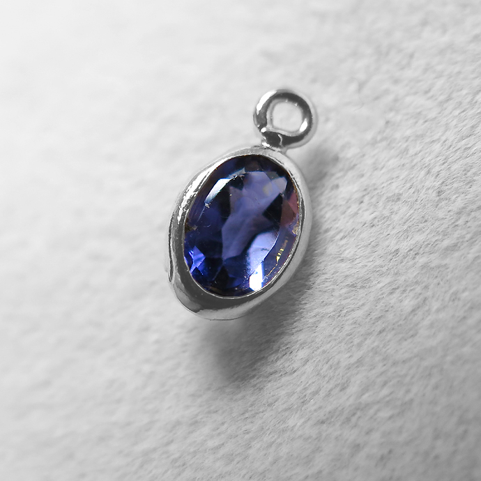アイオライト 天然石 チャーム ペンダント＜3月・9月誕生石＞（オーバル6×4mm）ベゼル シルバーSV925（1個）