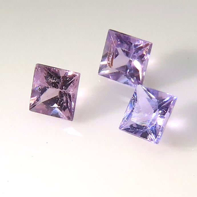 ピンクサファイア（ライトピンク～バイオレットカラー） 天然石ルース（加熱・セイロン産）スクエア【2.5mm】ファセットカット（1個）