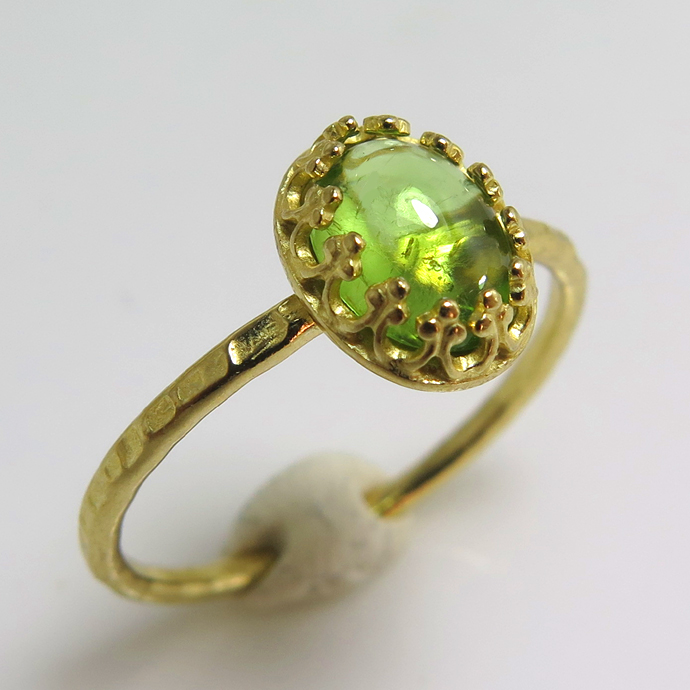 天然石ペリドット＜8月誕生石＞・指輪ハンマードリング（カボションオーバル・8×6mm）（真鍮ブラス・ゴールドカラー）（1個）