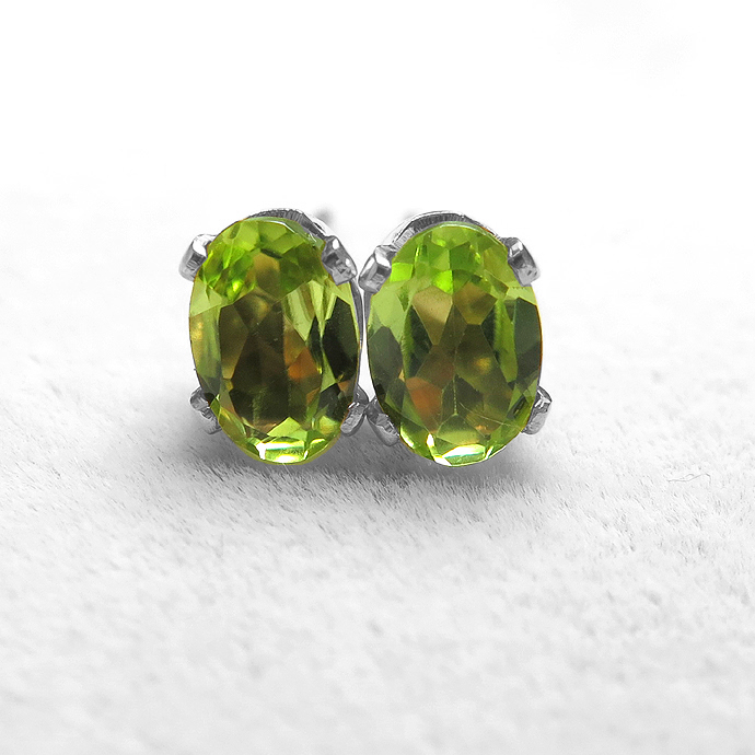 ペリドットシルバーピアス 天然石 6×4mm 4本爪＜8月誕生石＞SV925（1ペア）